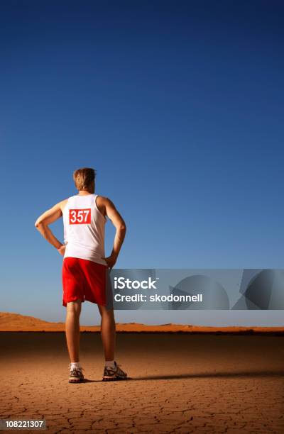 Foto de Correr A Corrida Da Sua Vida e mais fotos de stock de Corpo inteiro - Corpo inteiro, Número, Só Um Homem Jovem