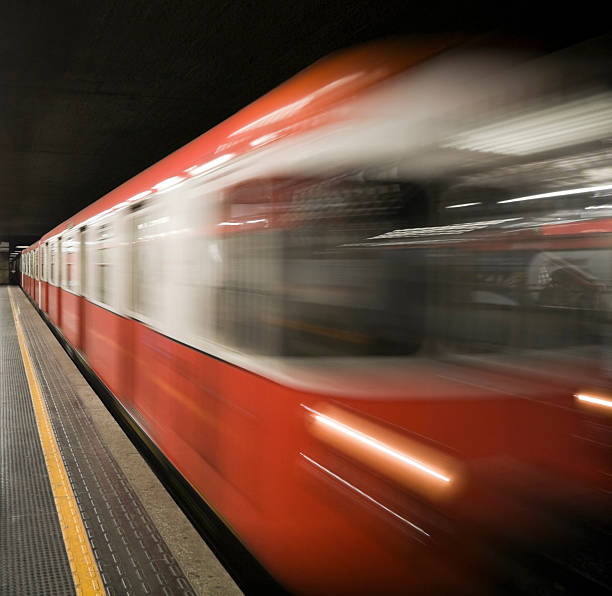 desfoque de movimento do metrô na estação de metrô - train blurred motion nobody subway train - fotografias e filmes do acervo