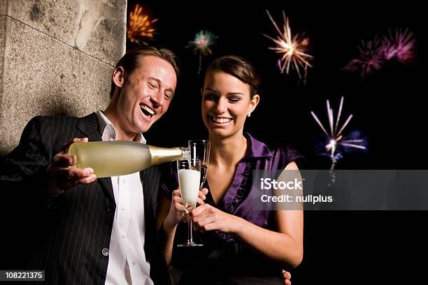 Photo libre de droit de Femme Homme Verser Dans Le Verre De Champagne À La Fête banque d'images et plus d'images libres de droit de Adulte