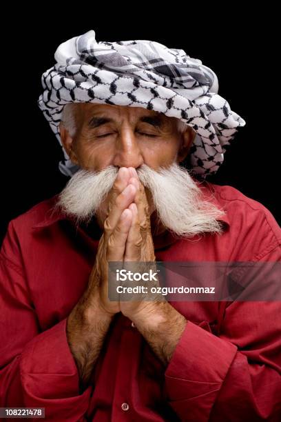 Человек В Keffiyeh Молиться — стоковые фотографии и другие картинки 70-79 лет - 70-79 лет, Арабеска, Арафатка