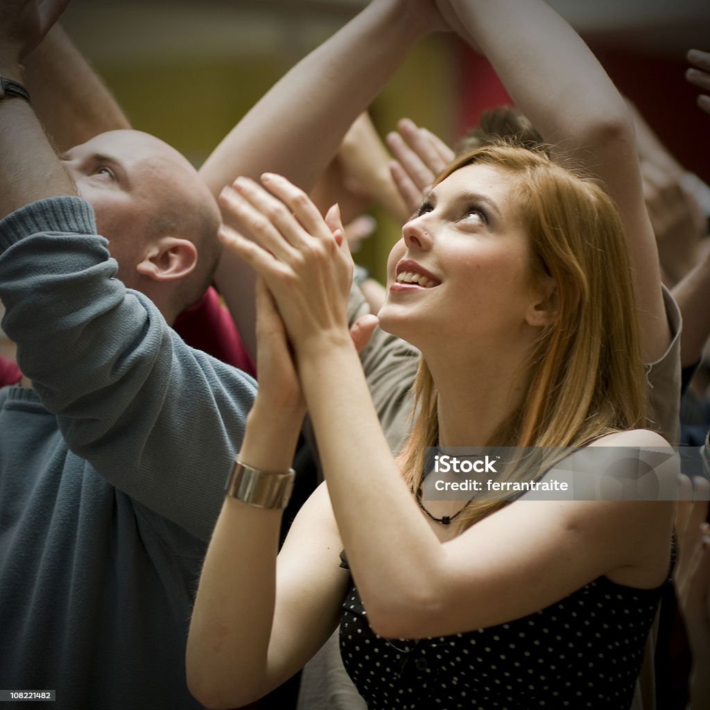 若い女性に立って群衆と拍手 - 20代のロイヤリティフリーストックフォト