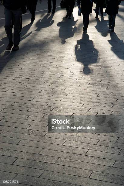 Schatten Businessmenschen Gehen Auf Bürgersteig Stockfoto und mehr Bilder von Pendler - Pendler, Arbeitskollege, Colleague