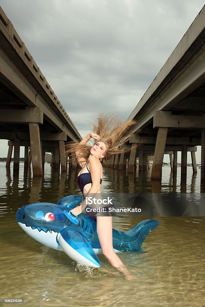 Sexy mujer con fregadero se Wild paseo en balsa de tiburón - Foto de stock de Tiburón de juguete libre de derechos