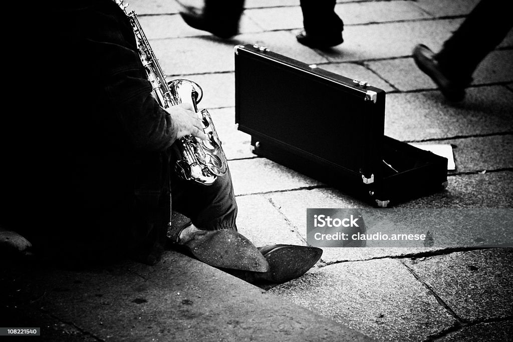 거리 음악가 게임하기 색소폰, 흑백 - 로열티 프리 거리 공연자 스톡 사진