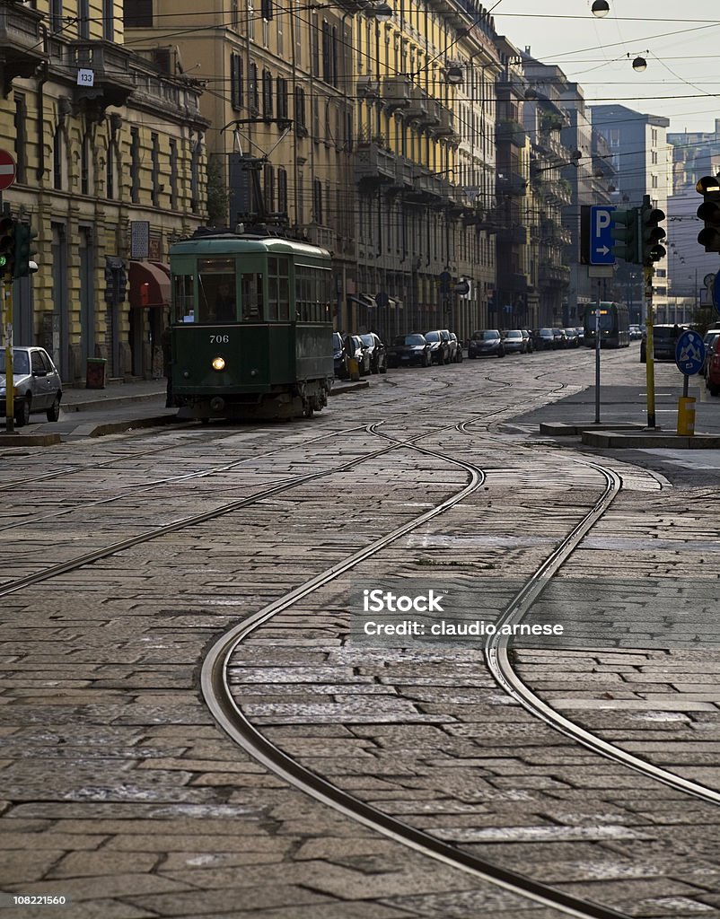 Seilbahn auf Kopfsteinpflaster Milan Street ab. Farbe - Lizenzfrei Mailand Stock-Foto