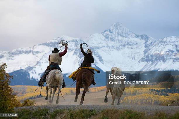 Cowboys - Fotografias de stock e mais imagens de Vaqueiro - Vaqueiro, Neve, Inverno