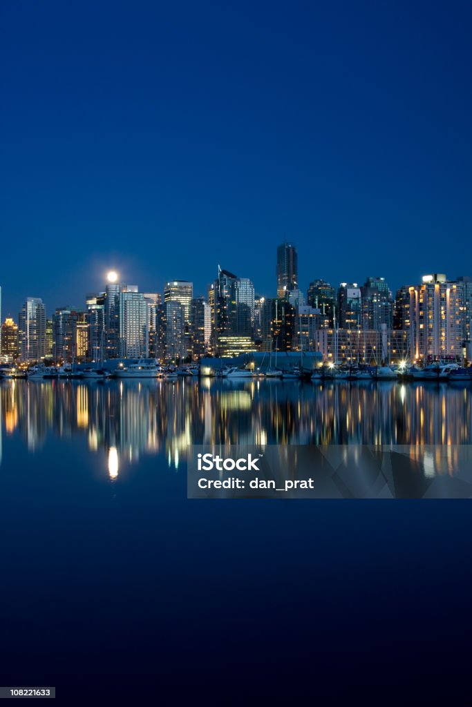 Ванкувер горизонта и отражения на воде в сумерки - Стоковые фото Ванкувер - Канада роялти-фри