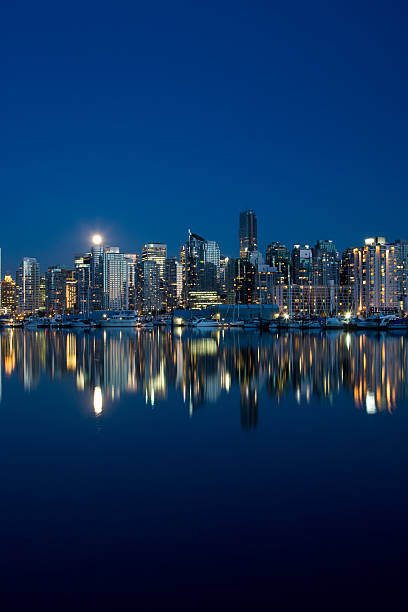 ванкувер горизонта и отражения на воде в сумерки - vancouver harbor vancouver harbor marina стоковые фото и изображения