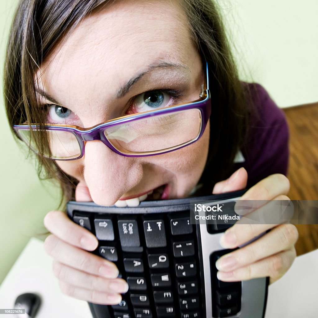 Mulher mordendo teclado, olho de peixe - Foto de stock de Óculos royalty-free