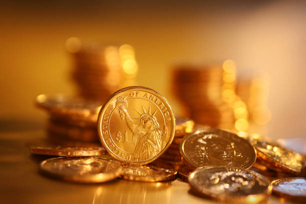 monete su sfondo oro - us coin foto e immagini stock