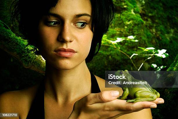 Jovem Mulher Segurando E Olhando Para Rã - Fotografias de stock e mais imagens de Conto de Fadas - Conto de Fadas, O Príncipe Sapo, Mulheres