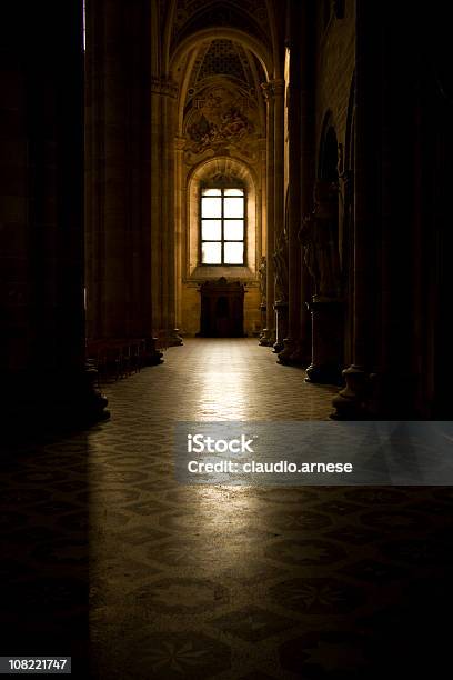 Chiesa Con Raggi Del Sole Splende Attraverso La Finestra Immagine A Colori - Fotografie stock e altre immagini di Chiesa