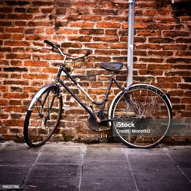 Photo libre de droit de Vélo Vintage Penchant Contre Mur De Briques banque d'images et plus d'images libres de droit de A l'abandon - A l'abandon, Antiquités, Blanc