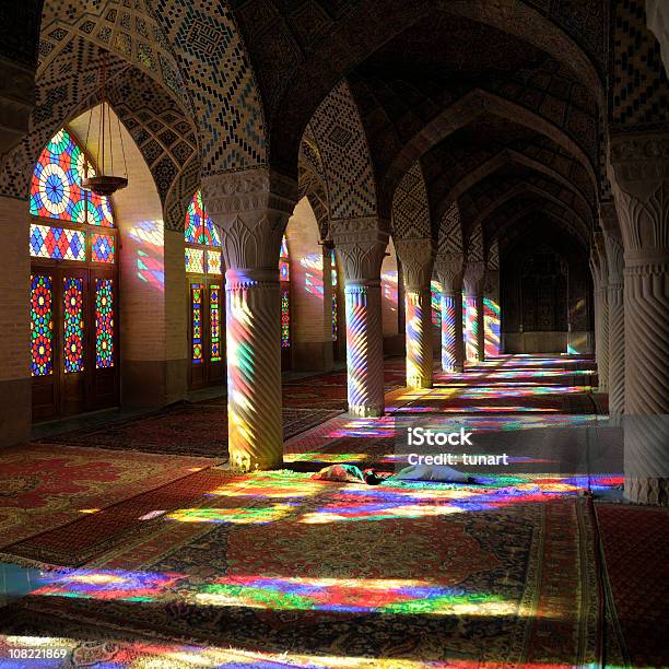 Photo libre de droit de Mosquée Nasir Almulk banque d'images et plus d'images libres de droit de Vitrail - Vitrail, Iran, Lumière du soleil