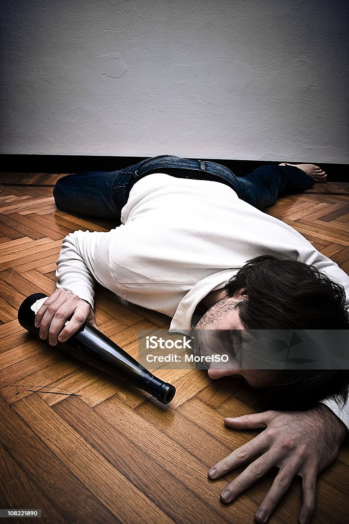 Hombre borracho pasado en piso con botella de vino - Foto de stock de Dormir libre de derechos