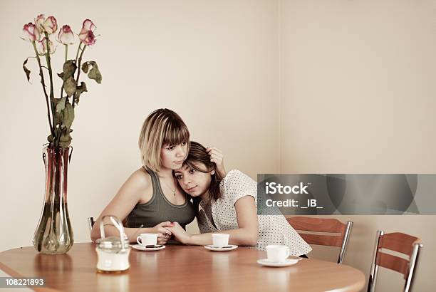 두 명의 젊은 여자대표 쥐다 Each Other At 식탁 2명에 대한 스톡 사진 및 기타 이미지 - 2명, 가정 생활, 가정 주방