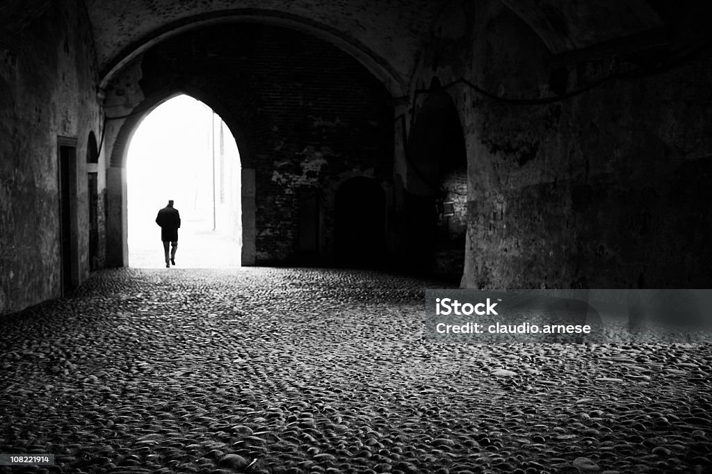 Silhueta do Homem a andar no túnel, preto e branco - Royalty-free Andar Foto de stock