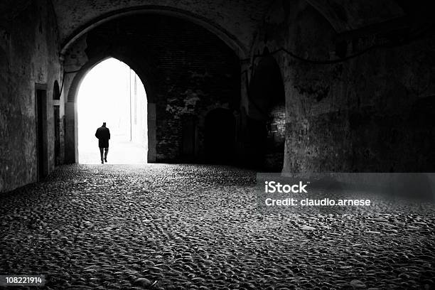 Silhueta Do Homem A Andar No Túnel Preto E Branco - Fotografias de stock e mais imagens de Andar - Andar, Preto e Branco, Rua