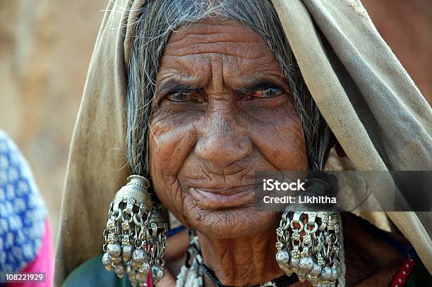 Senior Rurale Indiano - Fotografie stock e altre immagini di 70-79 anni - 70-79 anni, Abbigliamento, Adulto