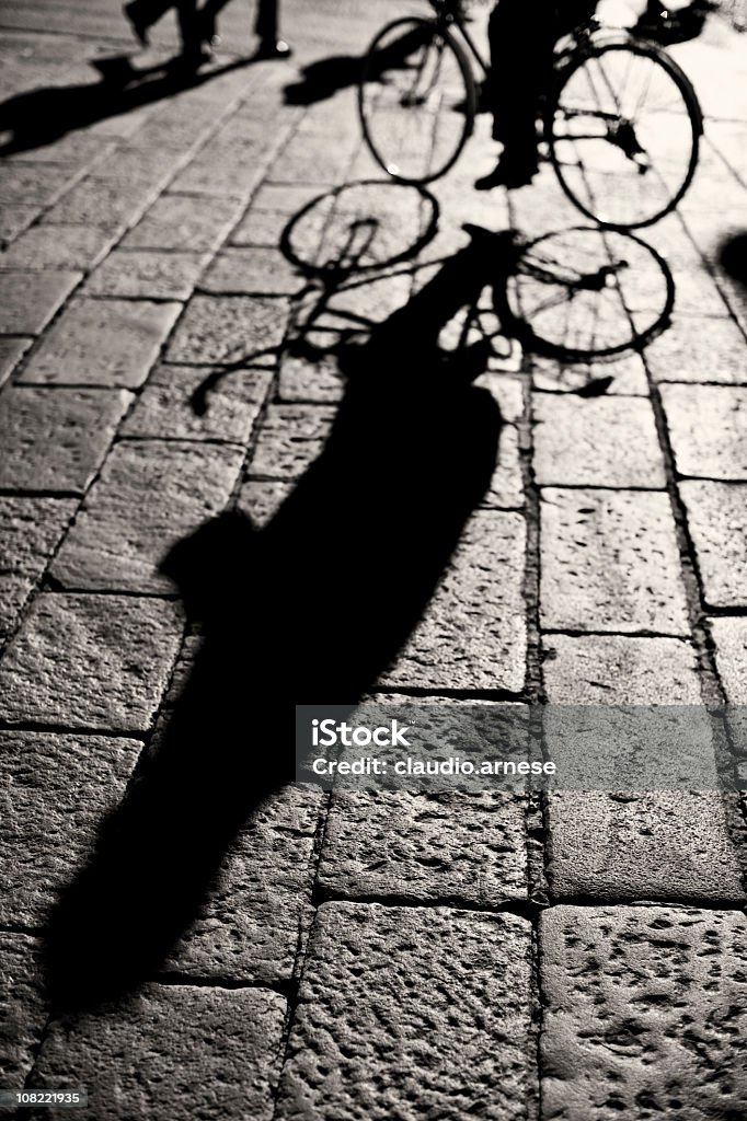 Ombra di persona in bicicletta, bianco e nero - Foto stock royalty-free di Bianco e nero