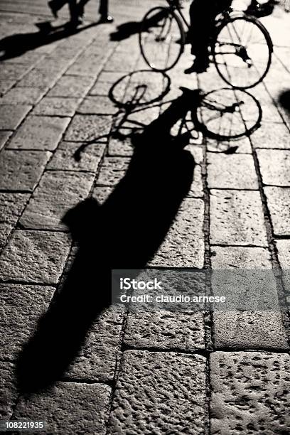 Ombra Di Persona In Bicicletta Bianco E Nero - Fotografie stock e altre immagini di Bianco e nero - Bianco e nero, Forte contrasto, Fotografia - Immagine