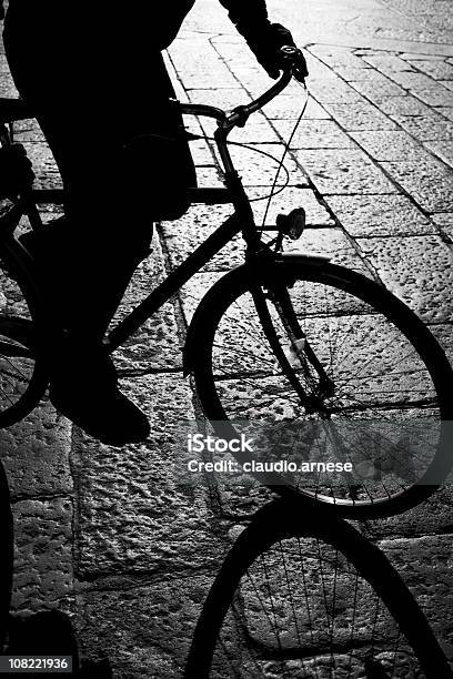 Sagoma Della Persona Bicyling Sulla Strada Di Ciottoli Bianco E Nero - Fotografie stock e altre immagini di Città