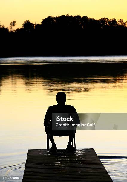 Silueta De Hombre Sentado En El Muelle Al Atardecer Foto de stock y más banco de imágenes de Embarcadero