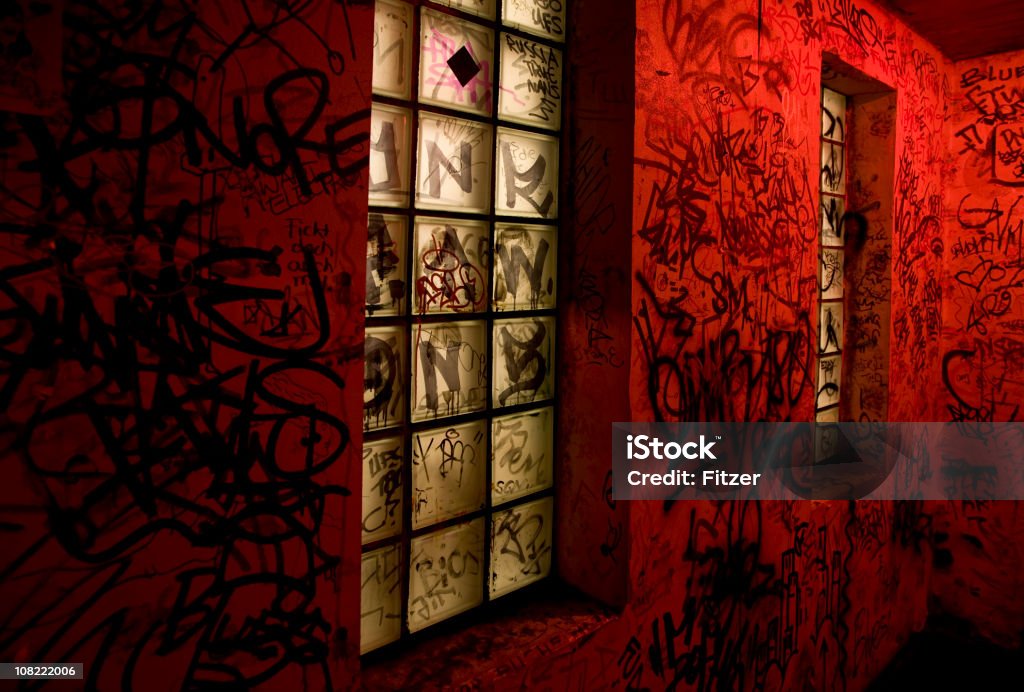 Graffiti forro rojo paredes de Club nocturno - Foto de stock de Pared libre de derechos