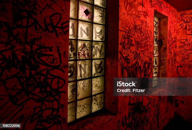 グラフィティ裏地レッドの壁のナイトクラブ - 壁のストックフォトや画像を多数ご用意 - 壁, 夜, ナイトクラブ