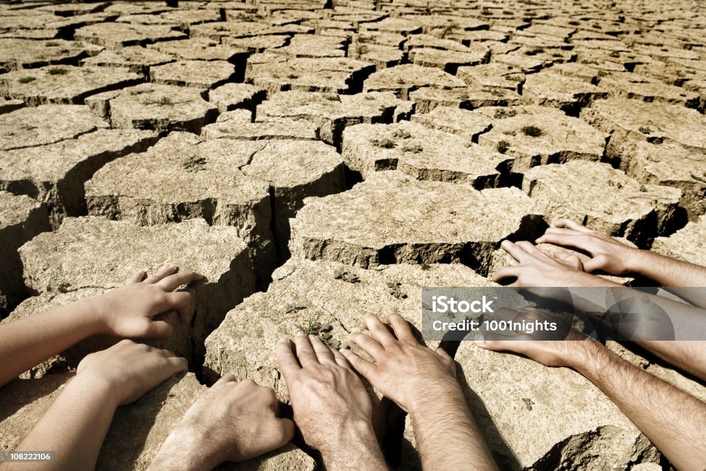 Homme et Femme de mains sur un terre aride du désert - Photo de Désert libre de droits