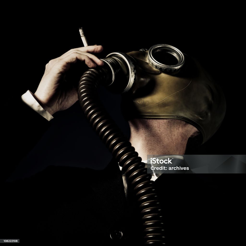 Empresário vestindo Máscara de gás e fumar Cigarro - Royalty-free Fotografia - Imagem Foto de stock