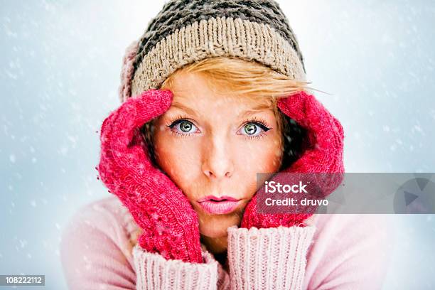 Portret Młodej Kobiety Sobie Kapelusz I Rękawice Z Śniegu - zdjęcia stockowe i więcej obrazów Boże Narodzenie