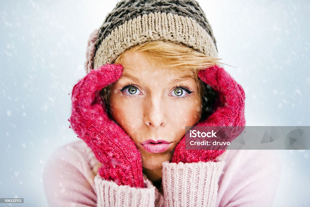 Портрет молодая женщина в шляпе и перчатки с снег - Стоковые фото Грусть роялти-фри