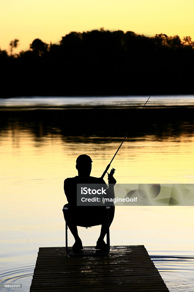 Silhueta do Homem a pesca na doca ao pôr do sol - Foto de stock de Ontário - Canadá royalty-free