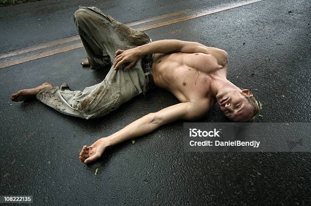 상반신 노출 젊은 남자 라잉 In Middle Of 습함 Road 죽은 사람에 대한 스톡 사진 및 기타 이미지 - 죽은 사람, 전신, 상반신 노출