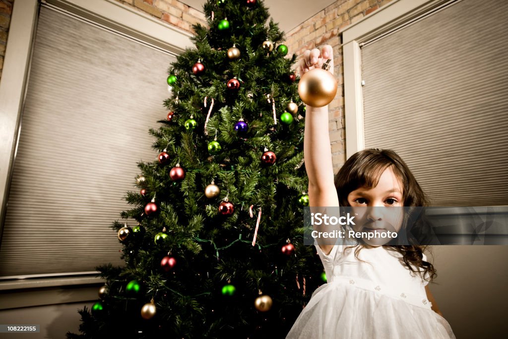 Маленькая девочка, украшая Рождественская ёлка - Стоковые фото 4-5 лет роялти-фри