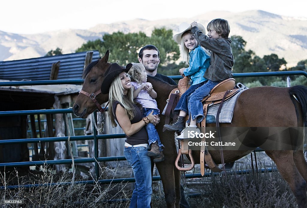 Familie auf der Ranch mit Pferden - Lizenzfrei 4-5 Jahre Stock-Foto