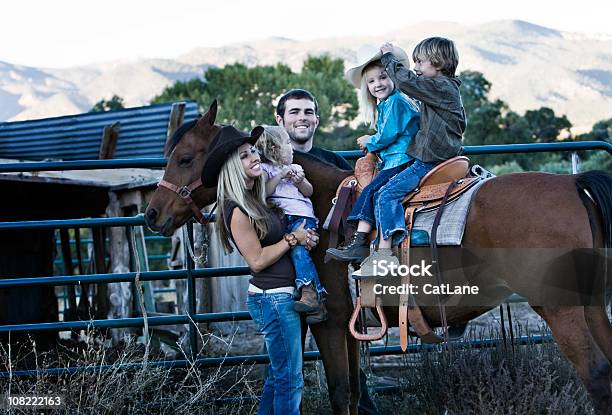ご家族でのランチ馬 - 20代のストックフォトや画像を多数ご用意 - 20代, 4歳から5歳, 5人