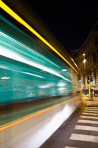 rozmycie ruchu milan autobus ulica w nocy. obraz w kolorze - blurred motion street car green zdjęcia i obrazy z banku zdjęć
