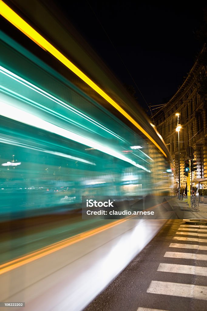 Desfoque de Movimento Milão ônibus Street à noite. Imagem a cores - Foto de stock de Milão royalty-free
