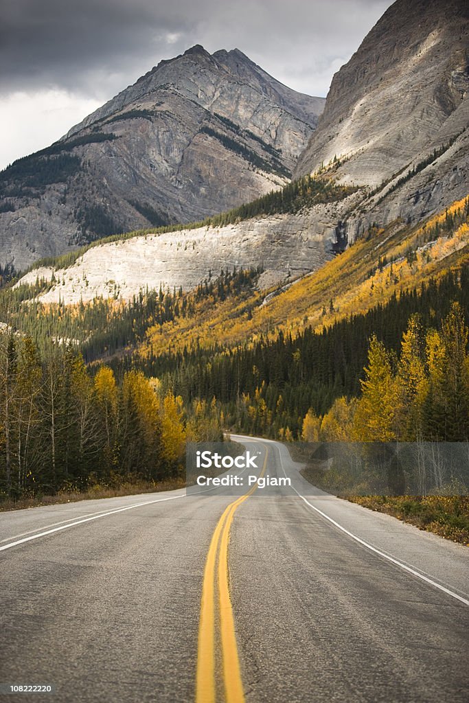 Estrada através de Montanhas Rochosas - Royalty-free Montanha Foto de stock