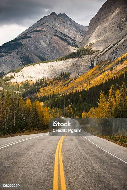 Estrada Através De Montanhas Rochosas - Fotografias de stock e mais imagens de Montanha - Montanha, Estrada, Alberta