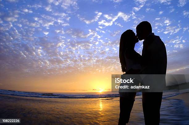 Romance En La Playa Foto de stock y más banco de imágenes de Abrazar - Abrazar, Actividad romántica, Adulto joven