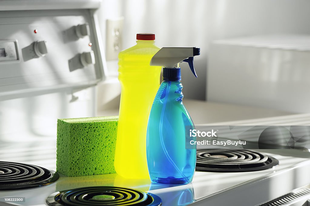 Productos de limpieza y esponja en blanco cocina, horno - Foto de stock de Producto de limpieza libre de derechos