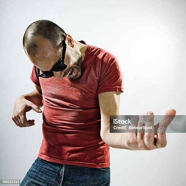 Foto de Jovem Tocando Guitarra Imaginária e mais fotos de stock de Air Guitar - Air Guitar, Homens, Dançar