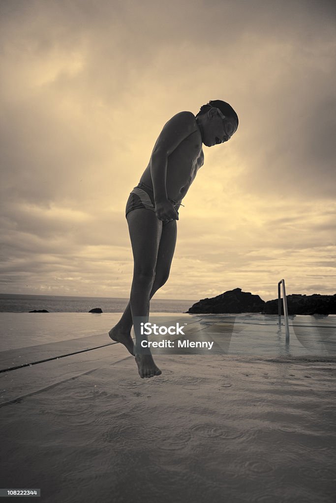 Pequeno garoto pulando na piscina - Foto de stock de Criança royalty-free