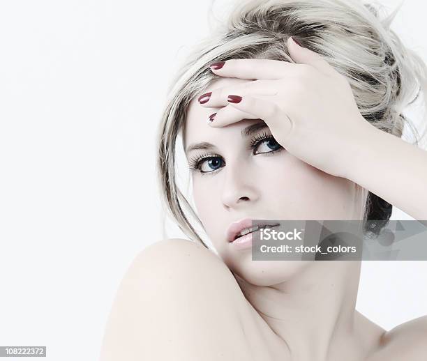 Photo libre de droit de Portrait De Jeune Femme Sur Fond Blanc banque d'images et plus d'images libres de droit de Adulte - Adulte, Belle femme, Cheveux blonds