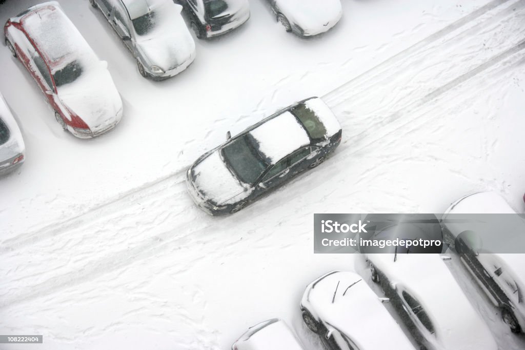 Voiture, conduite par le biais de neige aire de stationnement - Photo de Neige libre de droits