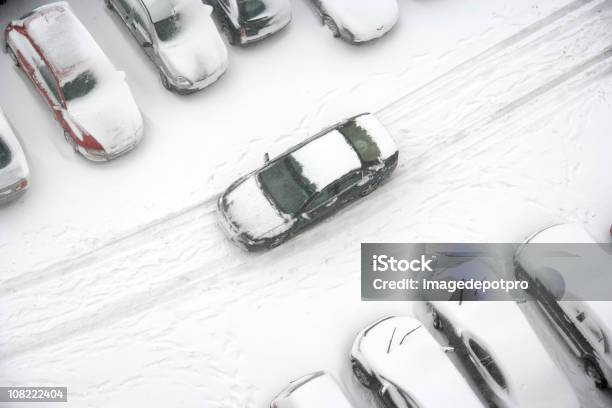 Photo libre de droit de Voiture Conduite Par Le Biais De Neige Aire De Stationnement banque d'images et plus d'images libres de droit de Neige