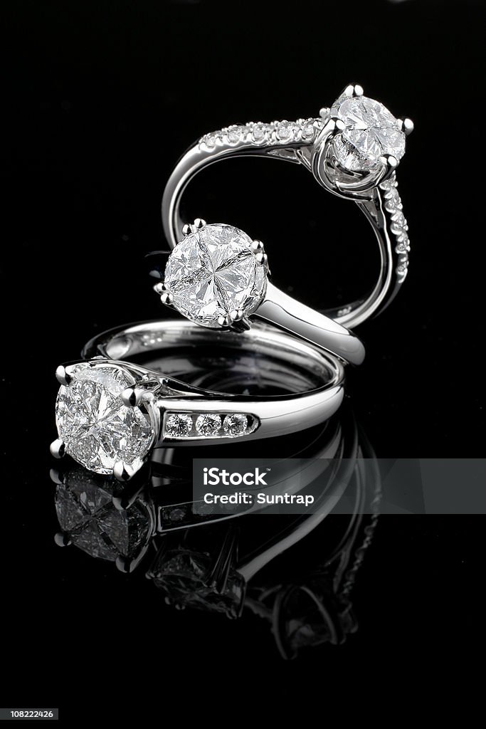 Três branco ouro Alianças de diamante em fundo preto - Royalty-free Joias Foto de stock